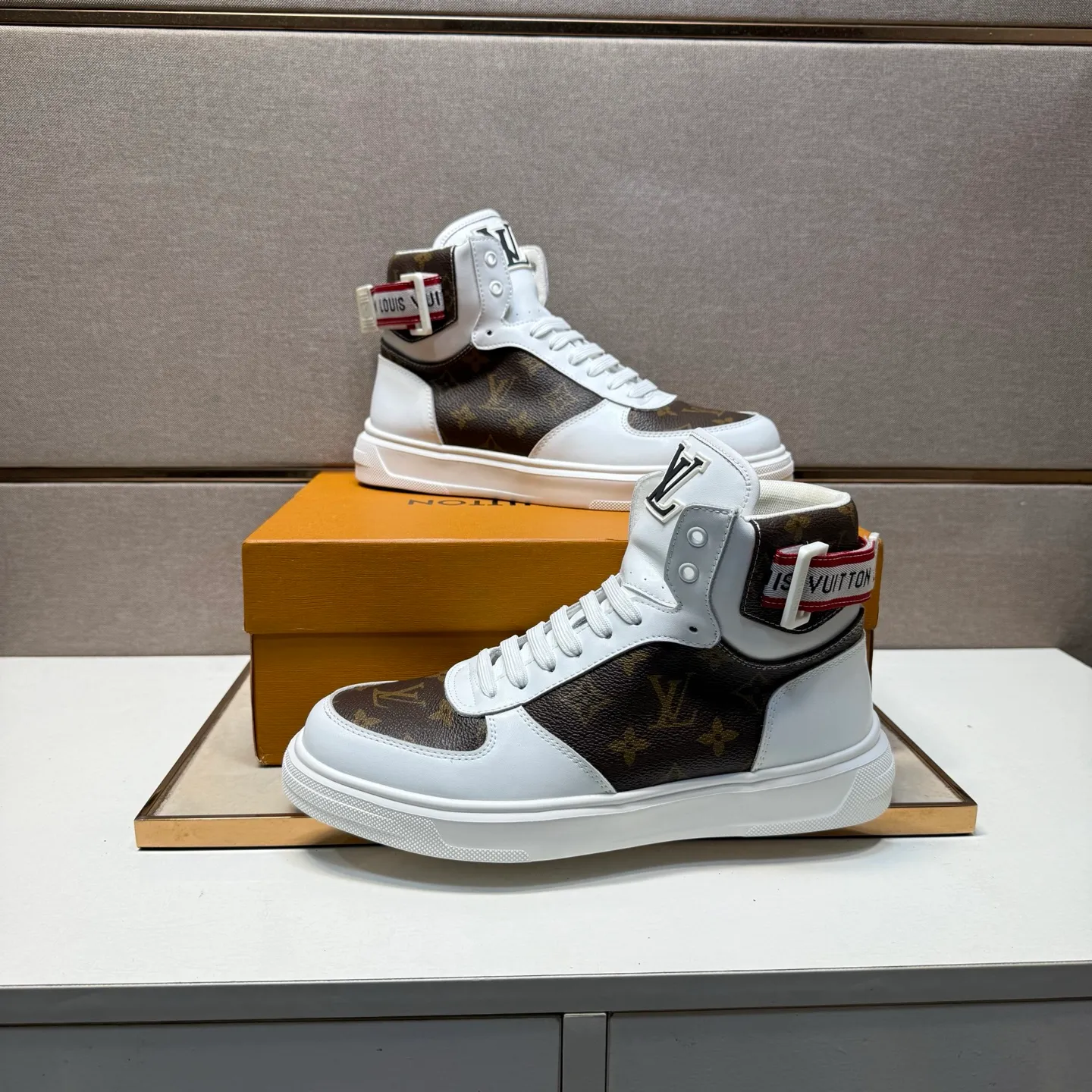 ⬛️Men's shoes 💰p420 [LV～] Men's high-top casual shoes 2025z cabinet sales simultaneously 🔶Size: 38-44 #️⃣ 🔷2 colors🔜The upper is made of multi-material splicing➕Mesh lining, comfortable and breathable, sole: original comfortable and wear-resistant outsole, ⚠️real thing📱photographed🎬real thing is better📢📢📢